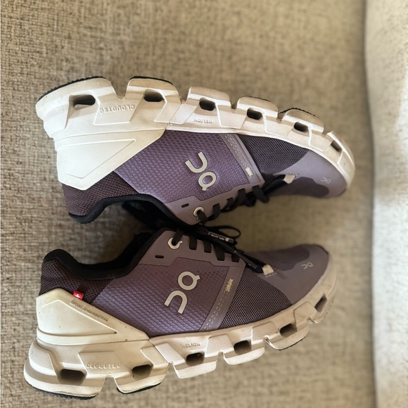 On Running Cloudflyer 4 in Purple and Cream - Picture 4 of 8